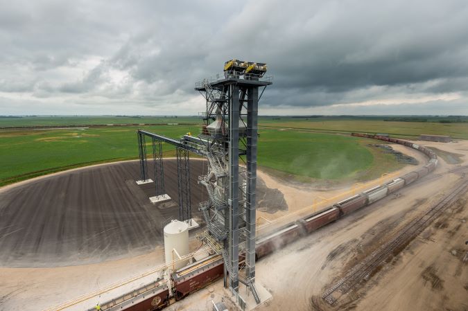 Loop track leading through a grain elevator. Loop track leading through a grain elevator.