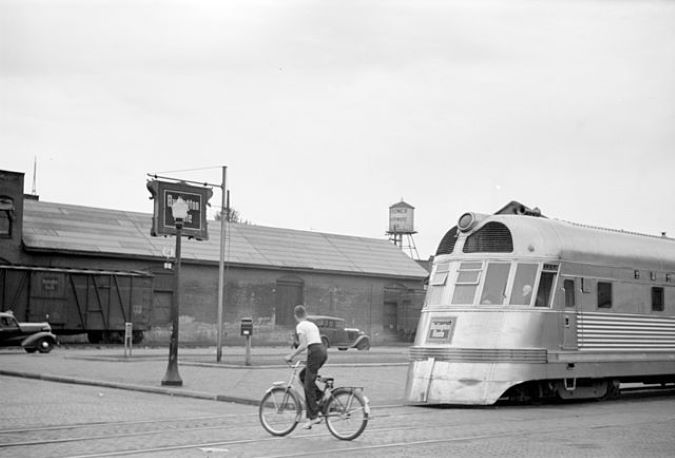 The Twin Cities Zephyr in La Crosse in 1939. The Twin Cities Zephyr in La Crosse in 1939.