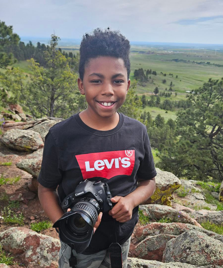 Daecian holding his camera. Daecian holding his camera.