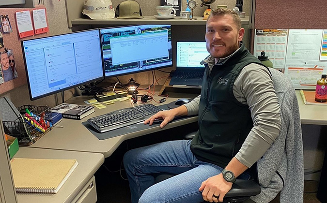 Huntter Hufferd in the office is an industry hub and rail billing specialist. Huntter Hufferd in the office is an industry hub and rail billing specialist.