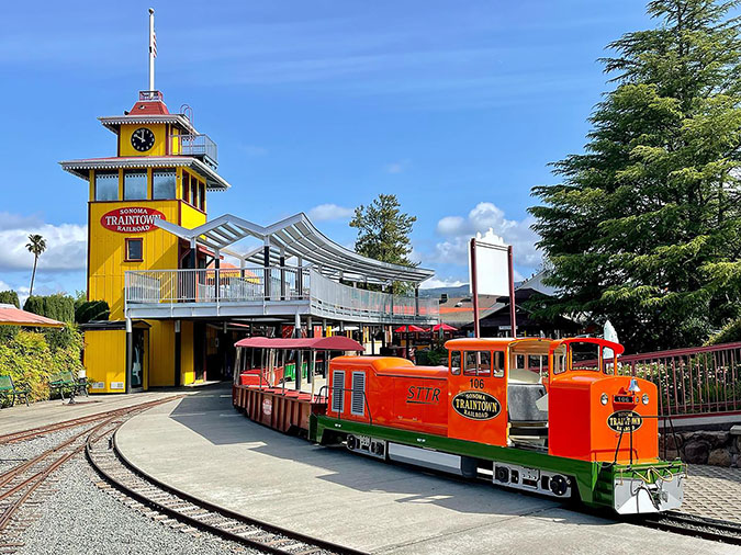 7,000-pound lithium-ion battery-powered locomotive in BNSF colors 7,000-pound lithium-ion battery-powered locomotive in BNSF colors